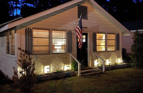 White Lake Casa | COZY Bellaport Cottage at White Lake/ Pet Friendly: Quick walk to the Lake