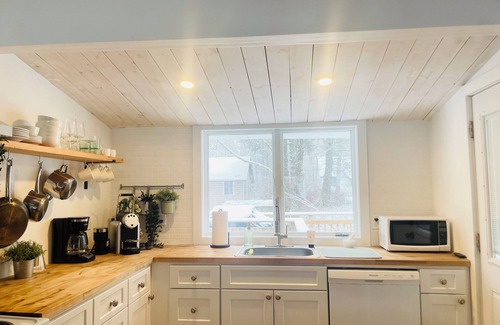 Smallwood Cabina | Cozy Bethel Cabin Retreat with Private Hot Tub