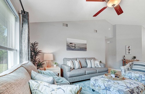 Palm Bay Casa | Cozy Blue Palm w/Game Room Centrally Located