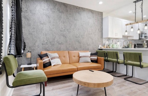 Little Village Apartamento | Cozy Boho Chicago - 10 Minutes to Downtown Chicago