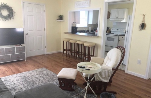 Long Beach Cabaña | Cozy Breeze Bungalow-walk to beach, harbor, restaurants, quaint downtown.
