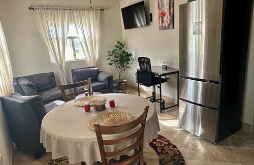 Fortescue Apartamento | Cozy & breezy 1-bedroom apartment perfect for nomads, a couple or solo traveler.