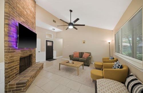 West San Antonio Casa | Cozy Brick Home