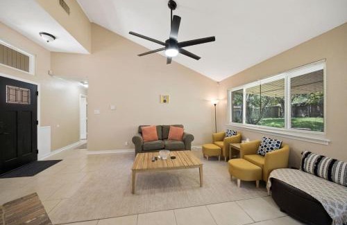 West San Antonio Casa | Cozy Brick Home