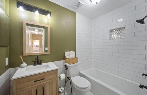 West San Antonio Casa | Cozy Brick Home