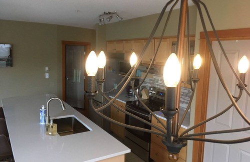 Canmore Condominio | Acogedor, Brillante, Central