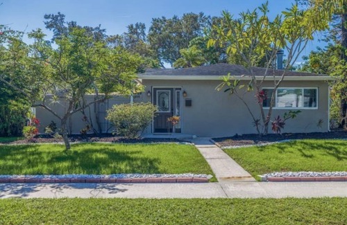 St. Petersburg - Clearwater Casa | Cozy Bright Home in St. Pete, Florida, Pet Friendly! Home away from home!