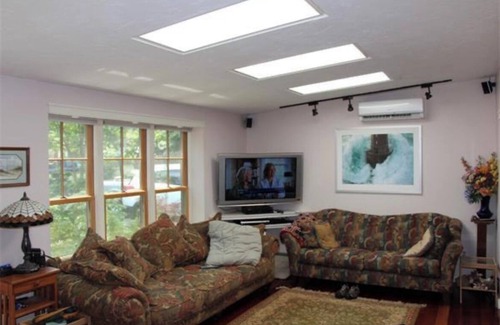 Bourne Casa | Cozy, bright house in enjoyable Bourne with WiFi, AC. Minutes from beach!