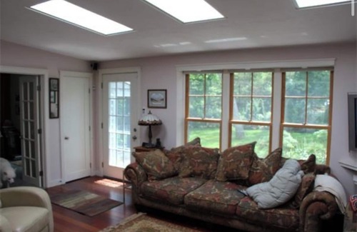Bourne Casa | Cozy, bright house in enjoyable Bourne with WiFi, AC. Minutes from beach!
