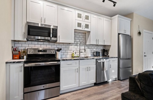 East Liberty Apartamento | Cozy & Bright King Bed Suite w/Free Parking!