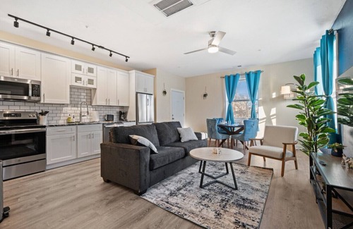 East Liberty Apartamento | Cozy & Bright King Bed Suite w/Free Parking!