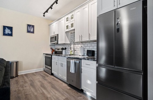 East Liberty Apartamento | Cozy & Bright King Bed Suite w/Free Parking!