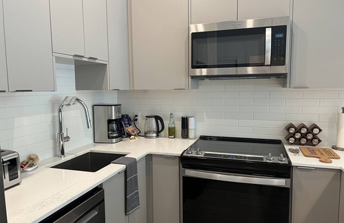 Revelstoke Condominio | Cozy & bright mountain getaway. Enjoy a soak after a hard day's play!