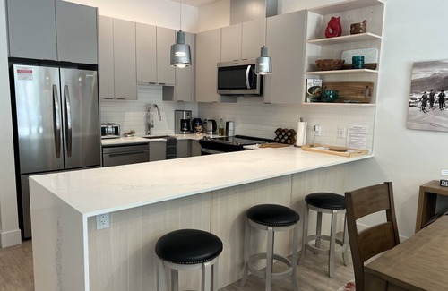 Revelstoke Condominio | Cozy & bright mountain getaway. Enjoy a soak after a hard day's play!