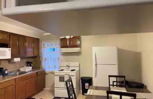 Queens Apartamento | Cozy, Bright & Quiet apartment unit. Close to mall & transportation.