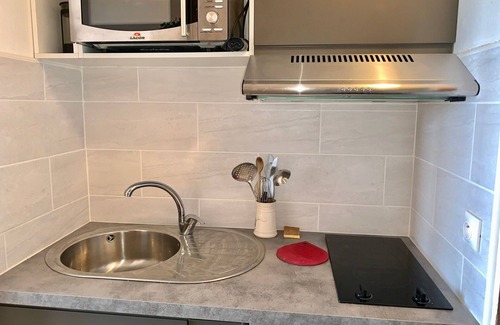 Val Claret Apartamento | Apartamento luminoso cerca de pistas y comercios, con balcón y WiFi