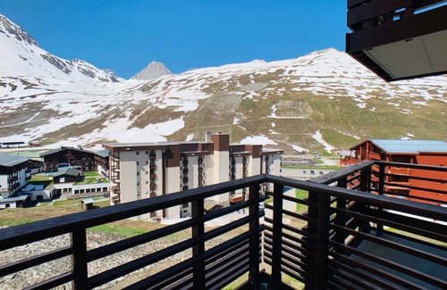 Val Claret Apartamento | Apartamento luminoso cerca de pistas y comercios, con balcón y WiFi