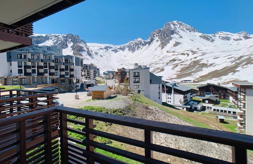Val Claret Apartamento | Apartamento luminoso cerca de pistas y comercios, con balcón y WiFi