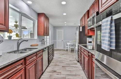 East Arlington Apartamento | Cozy Bungalow |Fenced Yard |Pool |Close to Beaches