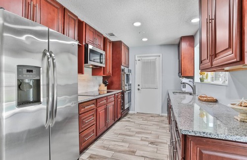 East Arlington Apartamento | Cozy Bungalow |Fenced Yard |Pool |Close to Beaches