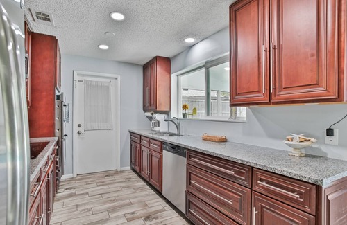 East Arlington Apartamento | Cozy Bungalow |Fenced Yard |Pool |Close to Beaches