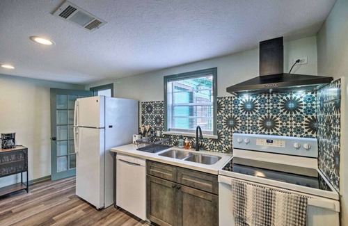 Shady Acres Casa | Cozy Bungalow Home, The Heights, 6 miles to Downtown!
