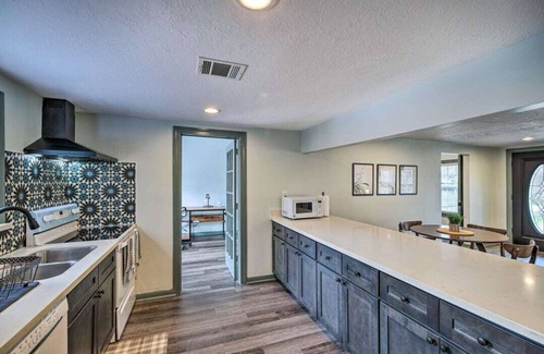 Shady Acres Casa | Cozy Bungalow Home, The Heights, 6 miles to Downtown!