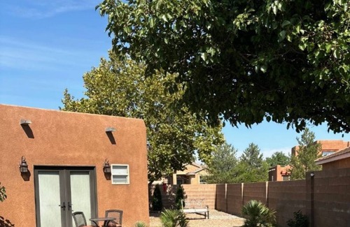 North Valley Casa | Cozy bungalow in charming Albuquerque near Balloon Fiesta Park with Mtn. Views