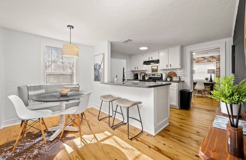 Tomball Casa | Cozy bungalow in charming Old Town Tomball