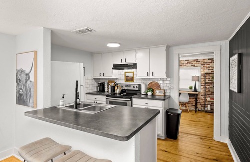 Tomball Casa | Cozy bungalow in charming Old Town Tomball
