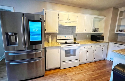 Fuquay-Varina Casa | Cozy bungalow in the heart of downtown Fuquay-Varina. Pet Friendly!