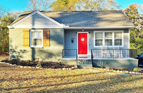 Fuquay-Varina Casa | Cozy bungalow in the heart of downtown Fuquay-Varina. Pet Friendly!