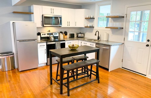 Durham Casa | Cozy Bungalow- near Duke, Hospital, Walk to food