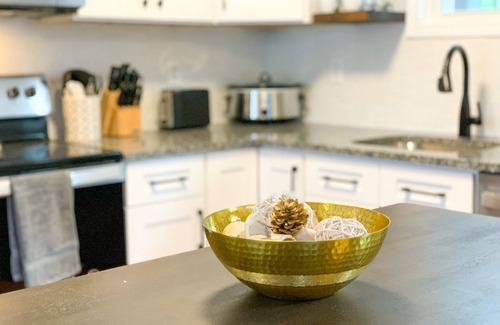 Durham Casa | Cozy Bungalow- near Duke, Hospital, Walk to food