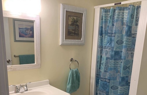 La Vista Cabaña | Cozy Bungalow, one mile from the beach. Pet friendly with no pet fees.