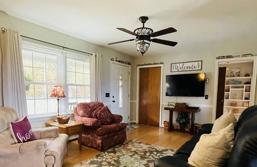 Rochelle Casa | Cozy bungalow with breathtaking mountain views. Close to wineries and hiking!