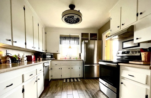 Rochelle Casa | Cozy bungalow with breathtaking mountain views. Close to wineries and hiking!
