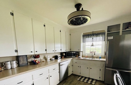 Rochelle Casa | Cozy bungalow with breathtaking mountain views. Close to wineries and hiking!