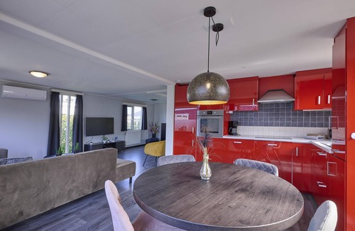 Kaatsheuvel Casa | Cozy bungalow with spa close to the Efteling
