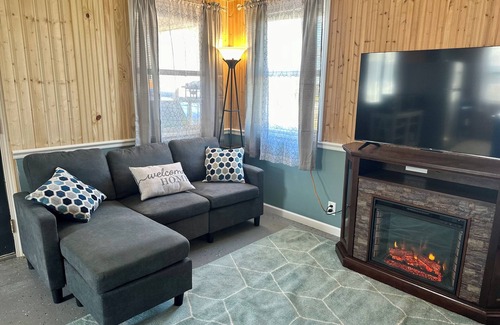 Port Clinton Casa | Cozy bungalow with view of Lake Erie & room to park your boat!