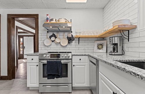 South Kansas City Casa | Cozy, but Large House on Quiet Commercial Street