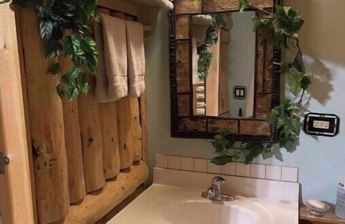 Clearwater County Cabina | Cozy country log cabin getaway & art retreat