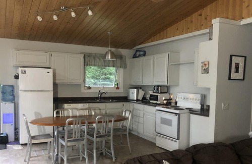 West Central Saskatchewan Casa | Cozy Cabin