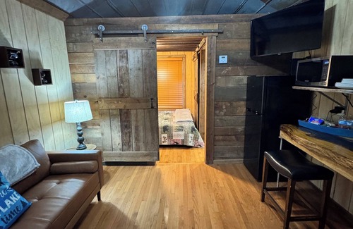 Townville Cabina | Casa minúscula min del lago Hartwell / Clemson, almacenamiento seguro del barco con puerto de carga Batt