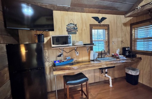 Townville Cabina | Casa minúscula min del lago Hartwell / Clemson, almacenamiento seguro del barco con puerto de carga Batt