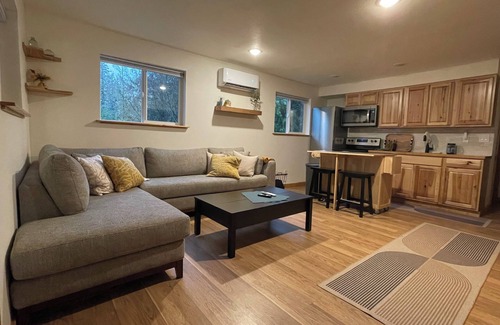 Marmot Cabina | Cozy cabin 1 mile to Sandy Ridge Bike Park, with RV hook up and EV charger.