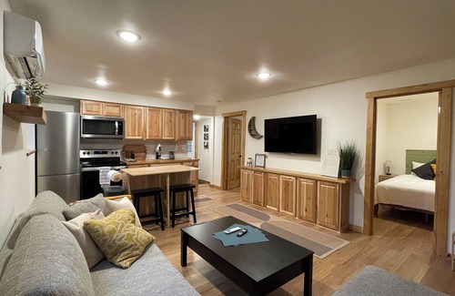 Marmot Cabina | Cozy cabin 1 mile to Sandy Ridge Bike Park, with RV hook up and EV charger.