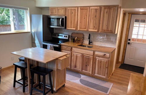Marmot Cabina | Cozy cabin 1 mile to Sandy Ridge Bike Park, with RV hook up and EV charger.