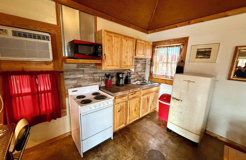Ingram Cabina | Cozy cabin #3 with WiFi and AC in fabulous Ingram, TX. Guadalupe River