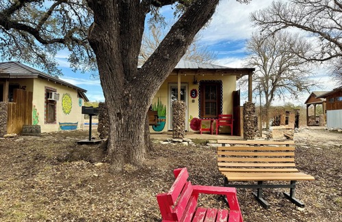 Ingram Cabina | Cozy cabin #3 with WiFi and AC in fabulous Ingram, TX. Guadalupe River